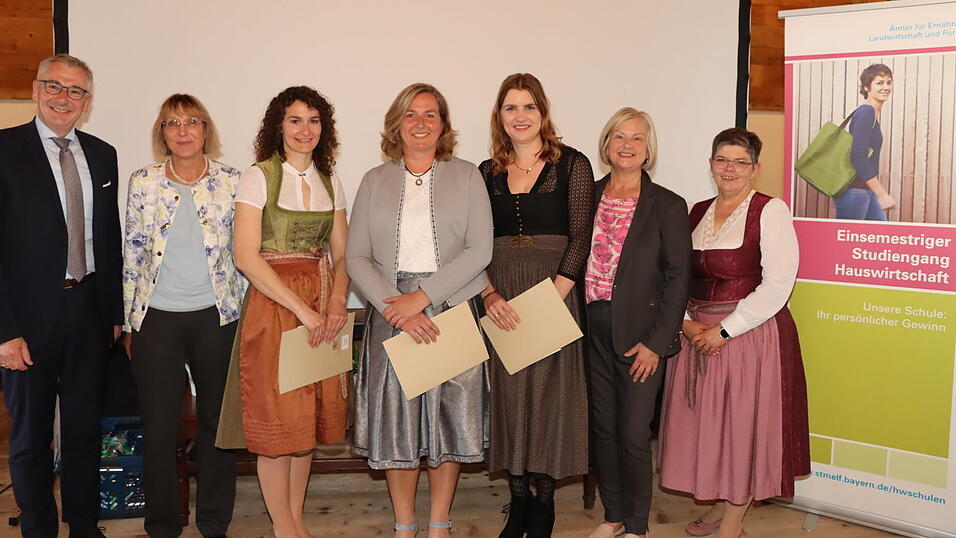 Landrat Werner Bumeder (v.l.), Franziska von Krezmar, Christin Daffner, Karin K&auml;ding, Franziska Angstl, Schulleiterin Rosemarie Thalhammer und Kreisb&auml;uerin Karolin Aigner