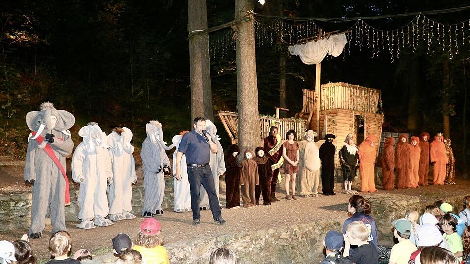 Freute sich über die erfolgreiche Premiere: Waldbühne-Vorsitzender Max Schmatz am Ende der Vorstellung zusammen mit den Darstellern. Freute sich über die erfolgreiche Premiere: Waldbühne-Vorsitzender Max Schmatz am Ende der Vorstellung zusammen mit den Darstellern.
