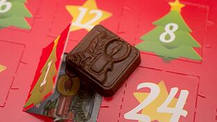 Mineralölrückstände in Adventskalendern: Nach heftiger Kritik von Foodwatch hat ein Landesamt in Bayern die Namen betroffener Hersteller genannt.
