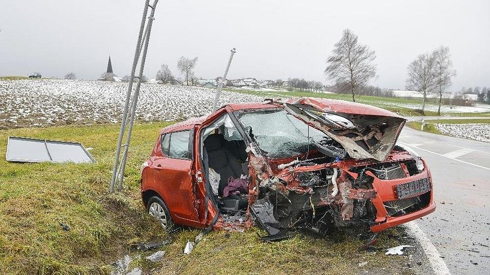 Eine Frau starb bei dem Unfall nahe Hauzenberg, bei dem zwei Autos ineinander krachten.