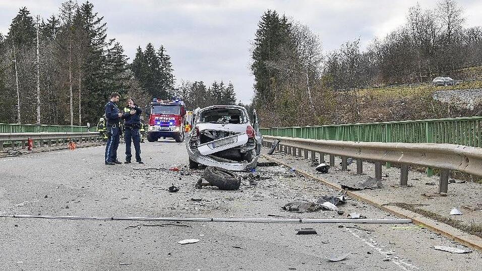 Bei einem Unfall auf der Staatsstraße 2622 in Hutthurm starb eine 59-jährige Frau, ein 55-Jähriger wurde schwer verletzt. Bei einem Unfall auf der Staatsstraße 2622 in Hutthurm starb eine 59-jährige Frau, ein 55-Jähriger wurde schwer verletzt.