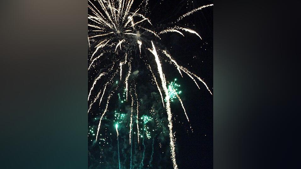 Die Fr&uuml;hjahrsdult 2017 in Landshut neigt sich dem Ende entgegen. Grund genug, noch einmal richtig in den Bierzelten zu feiern - abgerundet vom traditionellen Feuerwerk.