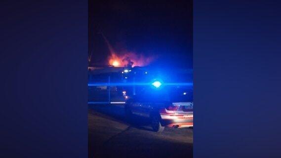 Es dauerte bis in die frühen Morgenstunden, ehe die Einsatzkräfte der Feuerwehr das Feuer unter Kontrolle hatten. (Foto: ih) Es dauerte bis in die frühen Morgenstunden, ehe die Einsatzkräfte der Feuerwehr das Feuer unter Kontrolle hatten. (Foto: ih)