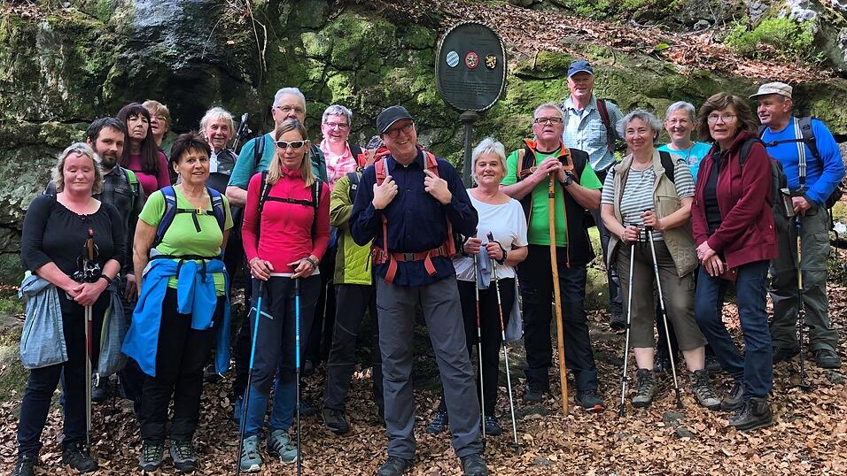 Die Wandergruppe mit Natur- und Landschaftsführer Hans Wührer (3.v.re.) am Dreiwappenriegel Bayern-Böhmen-Pfalz. Die Wandergruppe mit Natur- und Landschaftsführer Hans Wührer (3.v.re.) am Dreiwappenriegel Bayern-Böhmen-Pfalz.