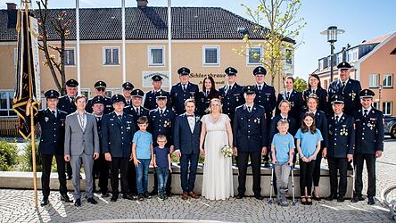 Eine große Vereinsabordnung machte dem Brautpaar die Aufwarten.