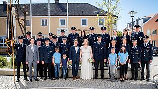 Eine gro&szlig;e Vereinsabordnung machte dem Brautpaar die Aufwarten.