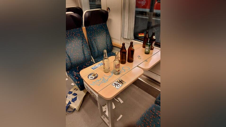 Anhänger des TSV 1860 München waren nach einer Auswärtsspiel-Niederlage in Regensburg wohl so frustriert, dass sie laut Polizei bei der Heimreise im Zug allerhand beschädigt haben. 