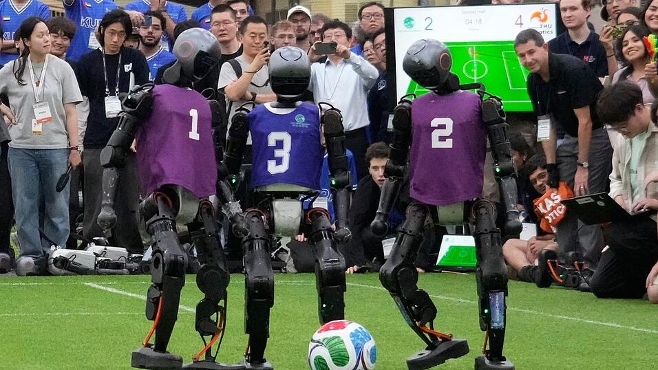 Humanoide Roboter spielen schon lange Fußball wie hier beim RoboCup 2026. Forschende nutzen den Sport, um Wahrnehmung und Steuerung der Maschinen zu verbessern. (Symbolbild) Humanoide Roboter spielen schon lange Fußball wie hier beim RoboCup 2026. Forschende nutzen den Sport, um Wahrnehmung und Steuerung der Maschinen zu verbessern. (Symbolbild)