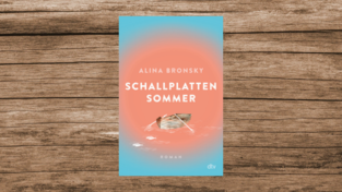Im Buch 'Schallplattensommer' deckt die 17-Jährige Maserati ihre Familiengeschichte auf.