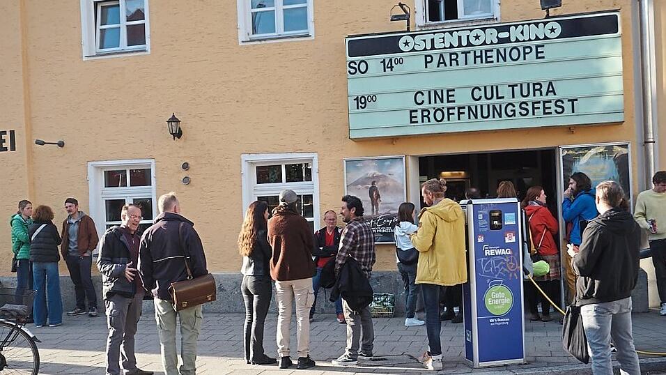 Beim Festivalauftakt vor dem Kino.