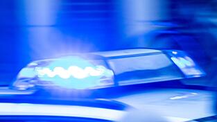 Die Polizei ermittelt zu der Unfallursache. (Symbolbild)