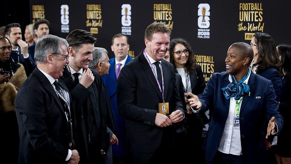 Julian Nagelsmann läuft über den Roten Teppich bei der WM-Auslosung. Julian Nagelsmann läuft über den Roten Teppich bei der WM-Auslosung.