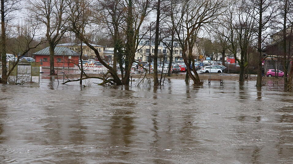 In Cham tritt der Regen &uuml;ber die Ufer und bedroht mehrere Parkpl&auml;tze in Ufern&auml;he.&nbsp;