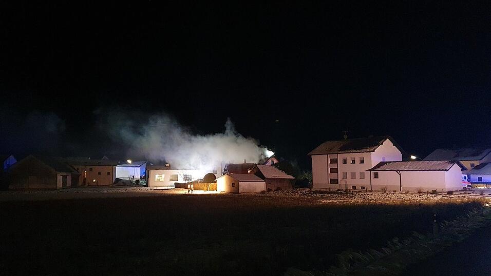 Im Laberweintinger Ortsteil Untergraßlfing ist es in der Nacht zu einem Brand gekommen. Im Laberweintinger Ortsteil Untergraßlfing ist es in der Nacht zu einem Brand gekommen.