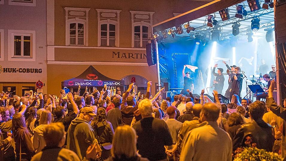 Die Jazzrausch Bigband &uuml;berraschte mit Techno. Bis zur letzten Minute tanzten die Besucher begeistert direkt vor der Mitanand-B&uuml;hne.