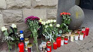 Nach der Tat wurden Blumen und Kerzen vor der Polizeiinspektion Völklingen abgelegt. (Archivbild)