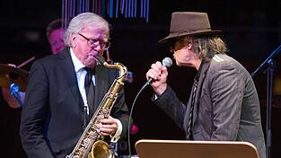 Doldinger musizierte immer wieder mit Lindenberg - wie hier 2016 bei einem Konzert in Düsseldorf zu Doldingers 80. Geburtstag. (Archivbild)