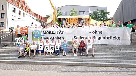 Die Gegner der geplanten Sallerner Regenbr&uuml;cke freuen sich &uuml;ber das Ergebnis ihrer Sammelaktion.