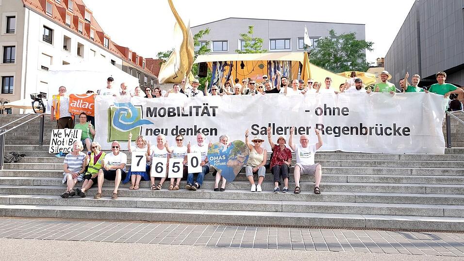 Die Gegner der geplanten Sallerner Regenbrücke freuen sich über das Ergebnis ihrer Sammelaktion. Die Gegner der geplanten Sallerner Regenbrücke freuen sich über das Ergebnis ihrer Sammelaktion.