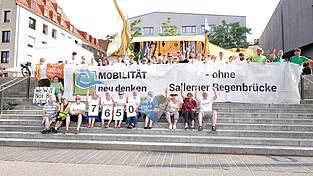 Die Gegner der geplanten Sallerner Regenbrücke freuen sich über das Ergebnis ihrer Sammelaktion. Die Gegner der geplanten Sallerner Regenbrücke freuen sich über das Ergebnis ihrer Sammelaktion.