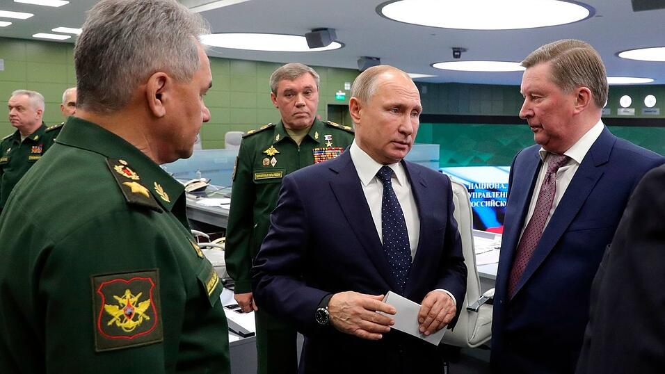 Jahrzehntelang arbeiteten Sergej Iwanow (r.) und Kremlchef Wladimir Putin (m.) eng zusammen. (Archivbild)