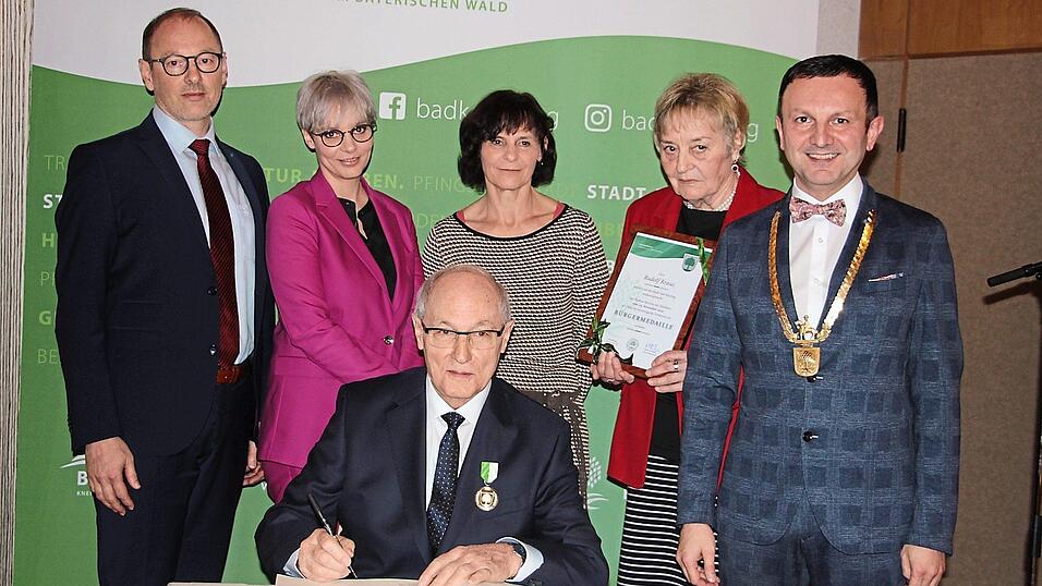 Bad K&ouml;tzting hat einen weiteren B&uuml;rgermedaillentr&auml;ger: Rudolf Kraus beim Eintrag ins Ehrenbuch der Stadt. Mit im Bild seine Frau Christl, seine T&ouml;chter Kathrin Kraus und Petra Meindl sowie sein Sohn Andreas Kraus. Rechts B&uuml;rgermeister Markus Hofmann.