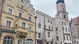 Einige Gebäude stehen am Chamer Marktplatz leer. Doch im ehemaligen Venezia könnte sich bald etwas tun.