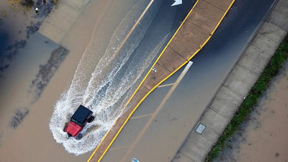Dutzende Fl&uuml;sse sind &uuml;ber die Ufer getreten, Stra&szlig;en und Felder sind &uuml;berschwemmt.