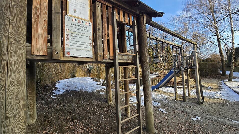 Der Spielplatz am &Uuml;berreiter Weiher in der M&uuml;nchnerau ist in die Jahre gekommen.