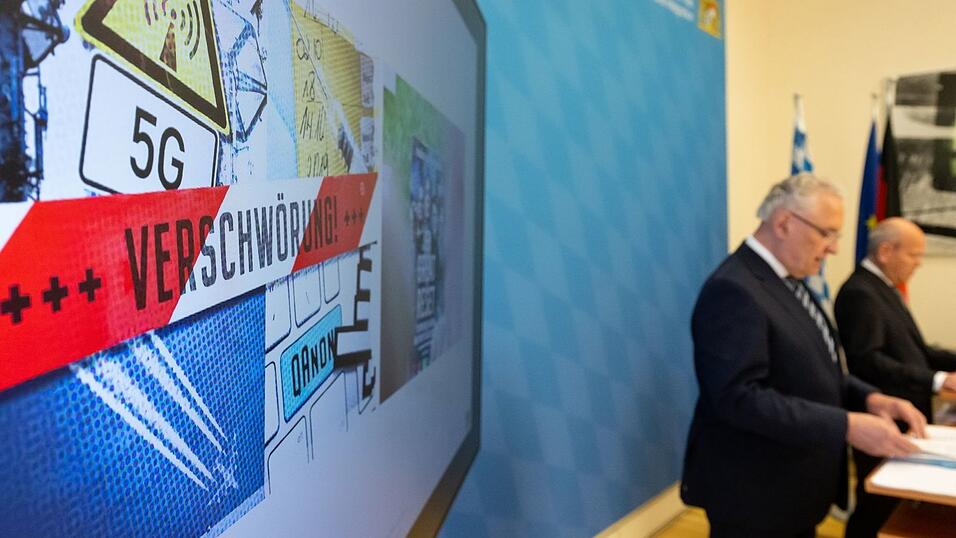 Innenminister Herrmann stellt den neuen Verfassungsschutzbericht vor. (Archivbild)