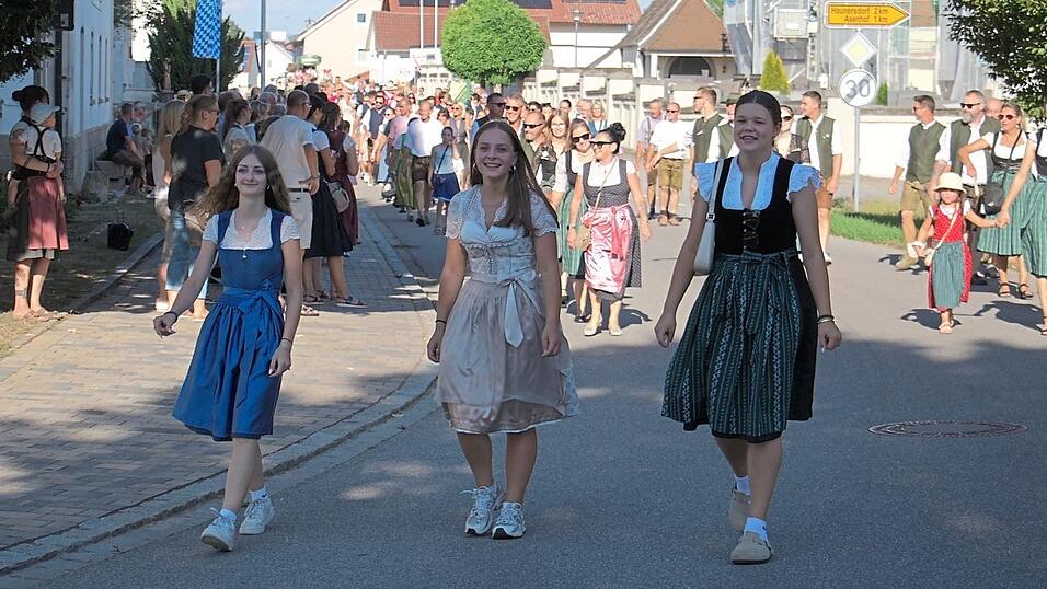 In Tracht beteiligten sich Jung und Alt am Festzug durch Otzing. In Tracht beteiligten sich Jung und Alt am Festzug durch Otzing.