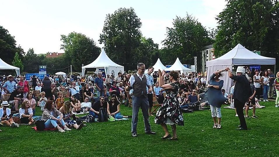 Die „Nacht in Blau“ der Rewag zog in den vergangenen Jahren Tausende Regensburger in den Stadtpark, wie hier im August 2024. Nun will die Stadt die Wiese für solche Veranstaltungen ertüchtigen. Die „Nacht in Blau“ der Rewag zog in den vergangenen Jahren Tausende Regensburger in den Stadtpark, wie hier im August 2024. Nun will die Stadt die Wiese für solche Veranstaltungen ertüchtigen.