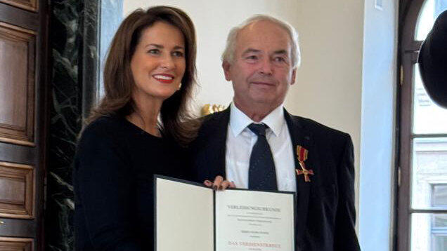 Georg Huber erhielt das Bundesverdienstkreuz, wozu die FVN gratulierte. Landwirtschaftsministerin Michaela Kaniber überreichte das Abzeichen.