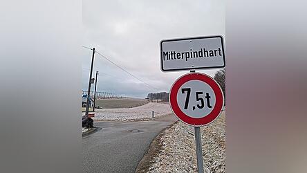 Ein privater Spender hat das Ortsschild Mitterpindhart aufstellen lassen.