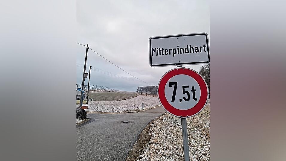 Ein privater Spender hat das Ortsschild Mitterpindhart aufstellen lassen.