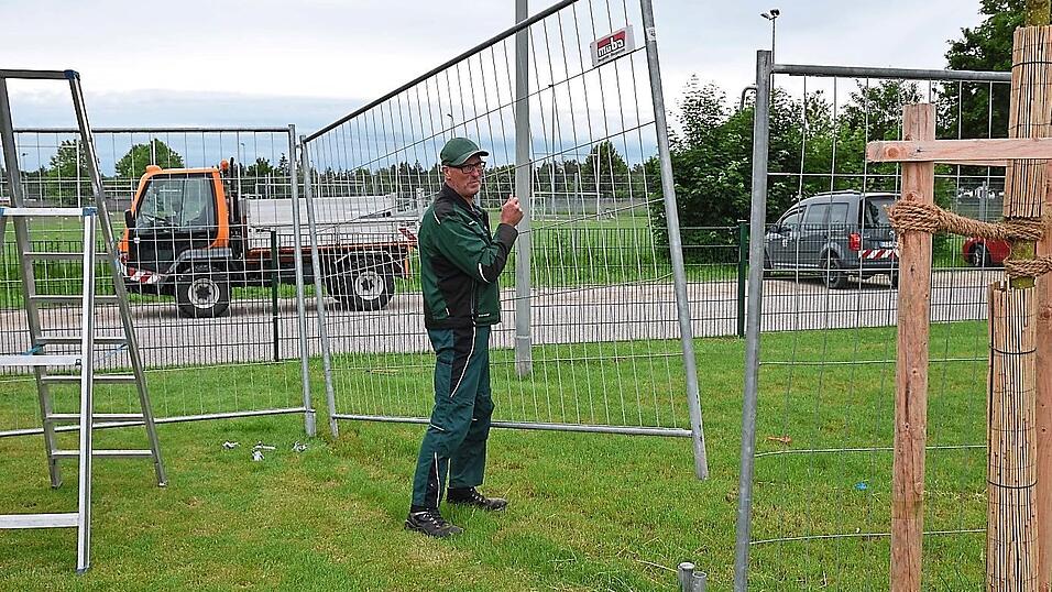 Mitarbeiter der Stadtgärtnerei eröffneten den neuen Spielplatzbereich. Mitarbeiter der Stadtgärtnerei eröffneten den neuen Spielplatzbereich.