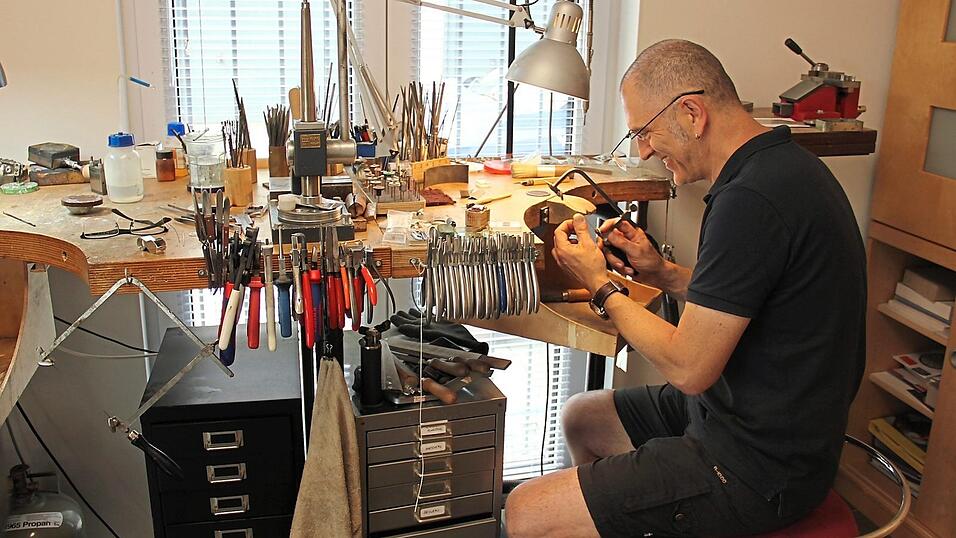 Bestens ausgestattet ist die Goldschmiede-Werkstatt von Stefan M&uuml;ller.