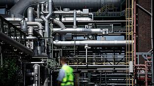 Die Zahl der Gr&uuml;ndungen in der Industrie sinkt stark, vor allem in forschungsintensiven Branchen wie Chemie (Archivbild)