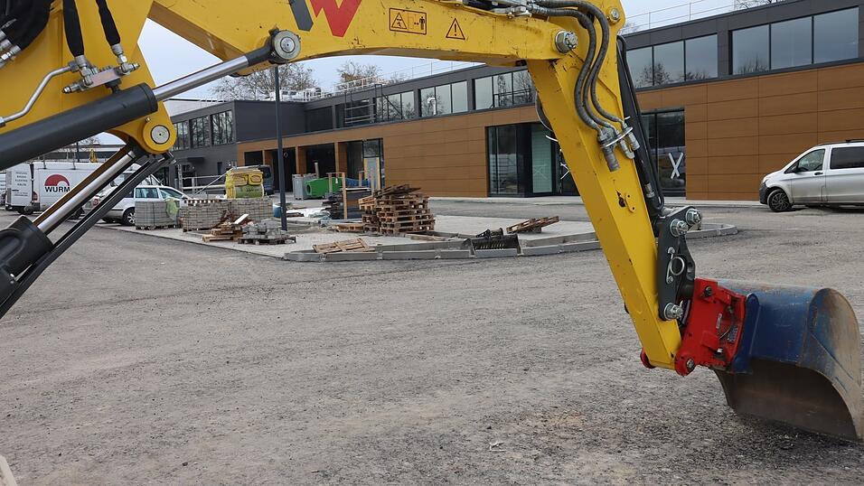 Der REWE-Neubau an der Neuen Industriestra&szlig;e 7 steht kurz vor der Fertigstellung. Bald geht es an die Inneneinrichtung, er&ouml;ffnet wird im Mai.