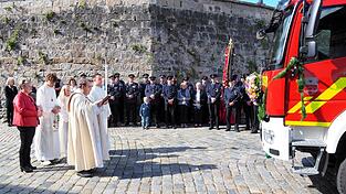 Am Kirchenvorplatz erteilte Pfarrer Josef Gallmeier dem neuen Fahrzeug den Segen.