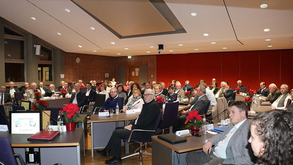 Der Große Sitzungssaal des Landratsamtes Straubing-Bogen war proppenvoll. Eine Fraktion fehlte: Die der AfD Der Große Sitzungssaal des Landratsamtes Straubing-Bogen war proppenvoll. Eine Fraktion fehlte: Die der AfD