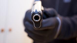 Vor ihrer Haust&uuml;re sei eine 41-J&auml;hrige mit einer Schusswaffe bedroht worden. (Symbolbild)