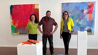 Petra Amerell und Christian He&szlig; freuen sich gemeinsam mit Galerieleiterin Anjalie Chaubal auf die Vernissage.