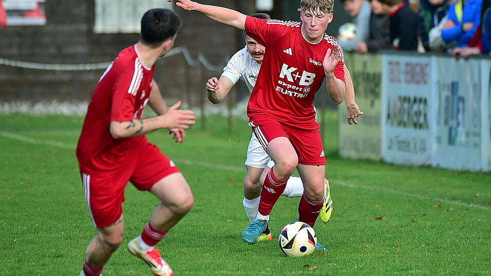 Luca Schmid erzielt in Tegernheim sein erstes Saisontor f&uuml;r Lam. Am Ende steht mit 3:5 aber auch die erste Niederlage in diesem Jahr.