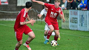 Luca Schmid erzielt in Tegernheim sein erstes Saisontor f&uuml;r Lam. Am Ende steht mit 3:5 aber auch die erste Niederlage in diesem Jahr.