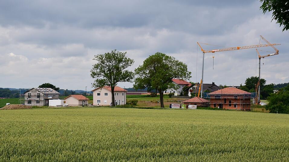 Im Neubaugebiet 'Thaler Feld' in Neufraunhofen sind bereits einige Grundstücke bebaut. Im Neubaugebiet 'Thaler Feld' in Neufraunhofen sind bereits einige Grundstücke bebaut.