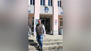 B&uuml;rgermeister Michael Adam vor dem Bodenmaiser Rathaus. (Archivbild)