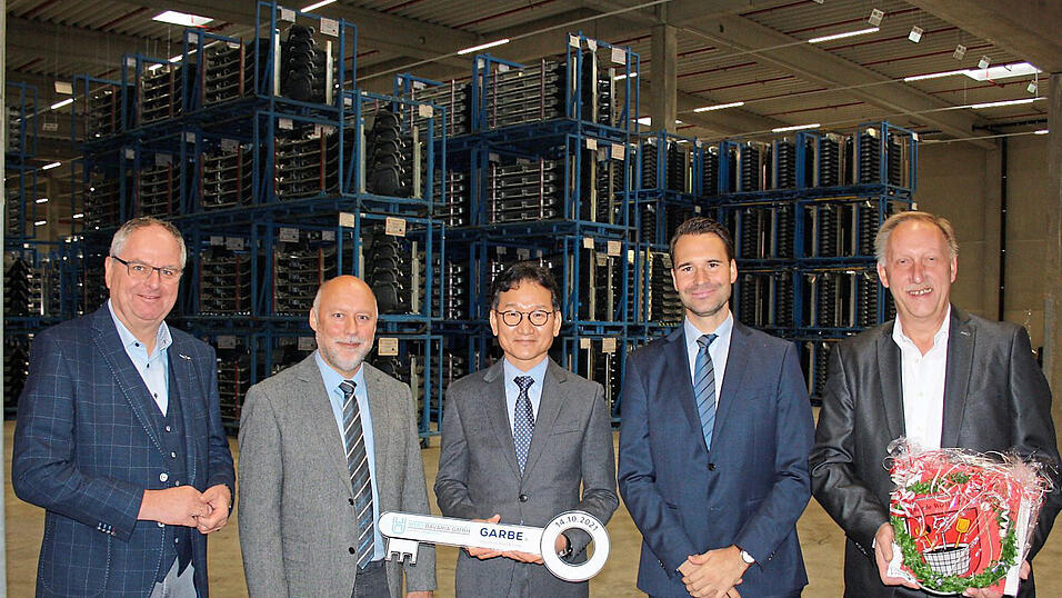 Bei der Schl&uuml;ssel&uuml;bergabe: (v.l.) Die B&uuml;rgermeister Josef Klaus, Stefan Scheibenzuber, WMU-Gesch&auml;ftsf&uuml;hrer Ki Chul Park, Adrian Zellner von Garbe International Real Estate und WMU-Werkleiter Michael Fersch.