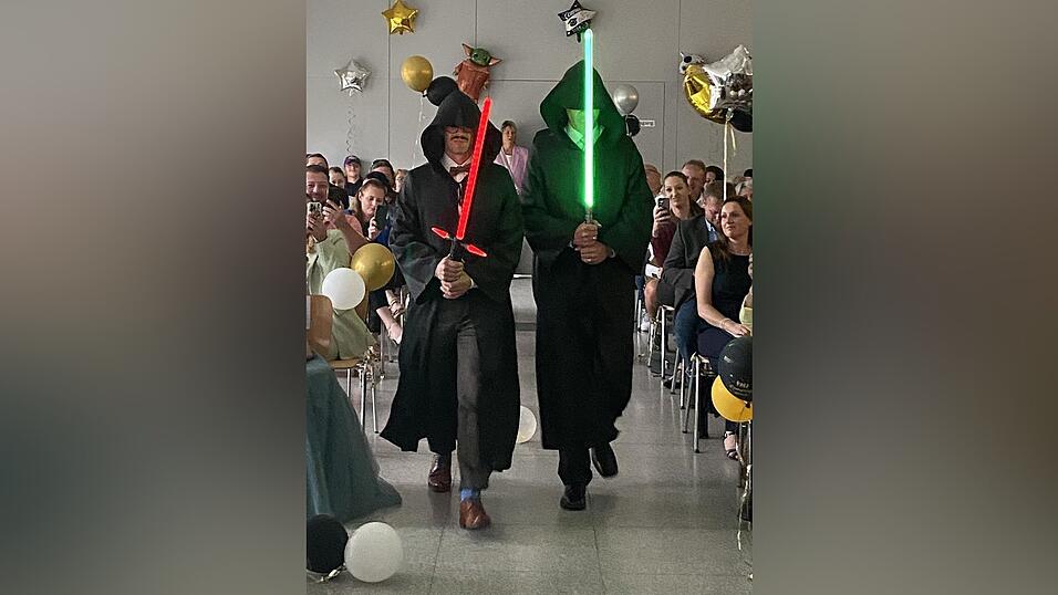 Was f&uuml;r ein Auftritt! Peter M&uuml;nch und Nikolaus M&ouml;lders kommen als Jedi-Ritter zur Veranstaltung.