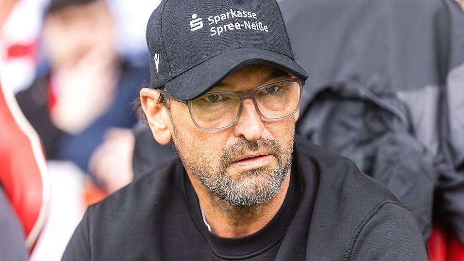 Fand deutliche Worte zum Rassismusvorfall in München: Energie-Trainer Claus-Dieter Wollitz. (Archivbild)